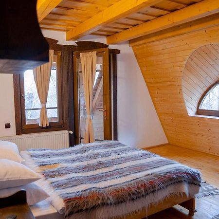 Conacul Drahneilor Hotell Ruscova Exteriör bild