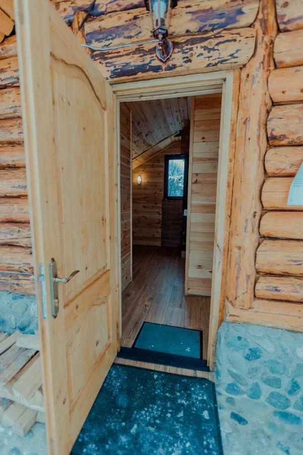 Conacul Drahneilor Hotell Ruscova Exteriör bild