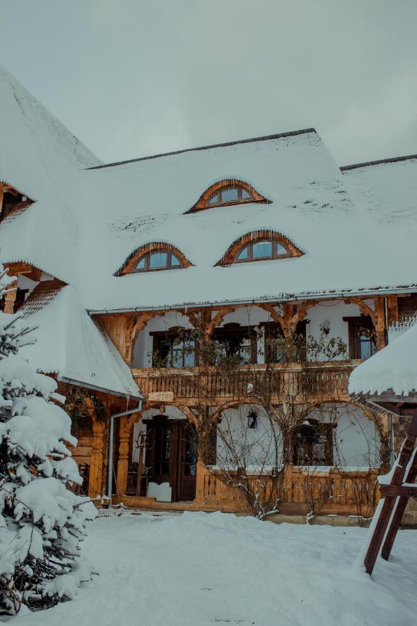 Conacul Drahneilor Hotell Ruscova Exteriör bild
