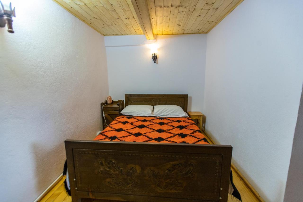 Conacul Drahneilor Hotell Ruscova Exteriör bild