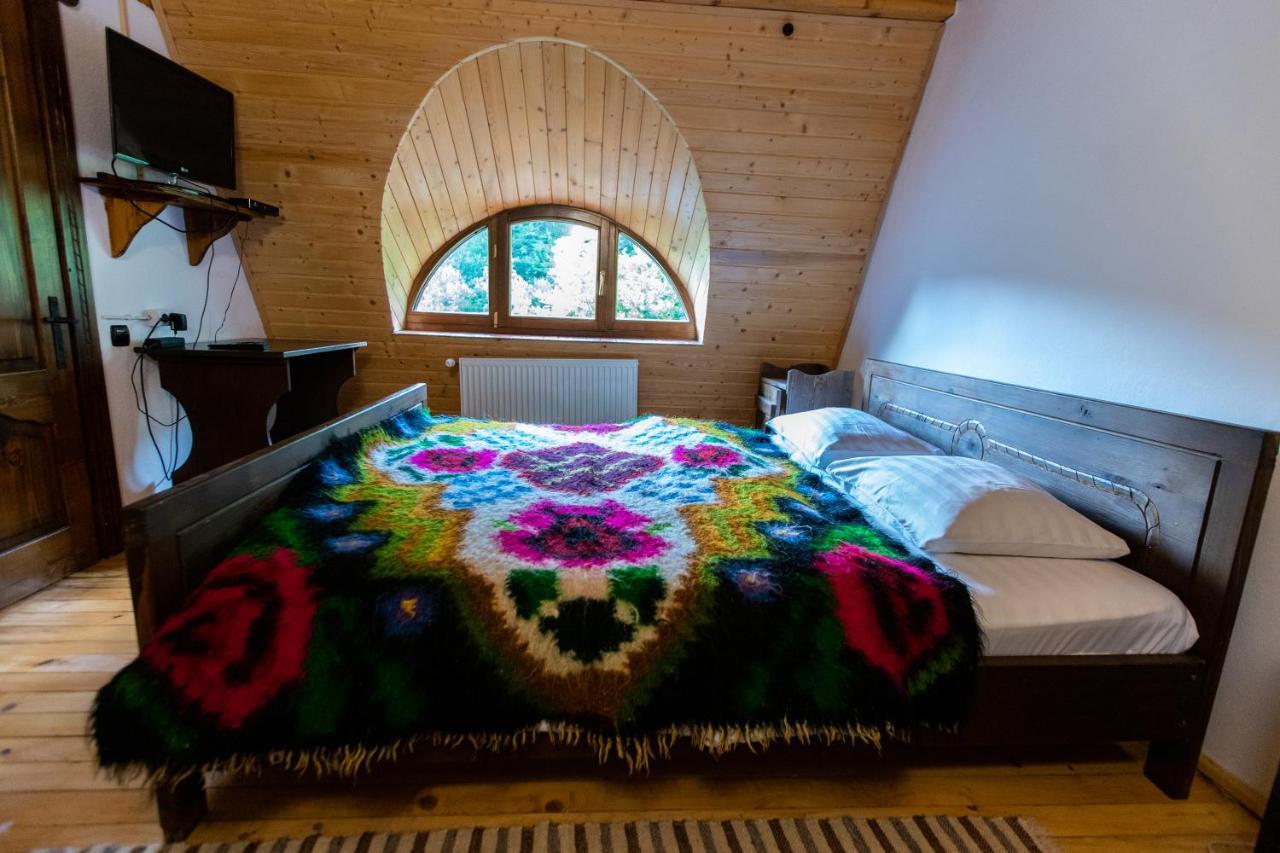 Conacul Drahneilor Hotell Ruscova Exteriör bild
