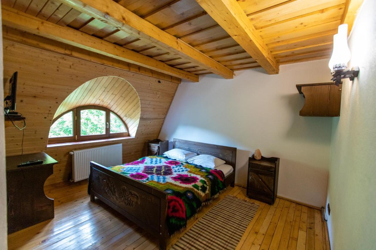 Conacul Drahneilor Hotell Ruscova Exteriör bild