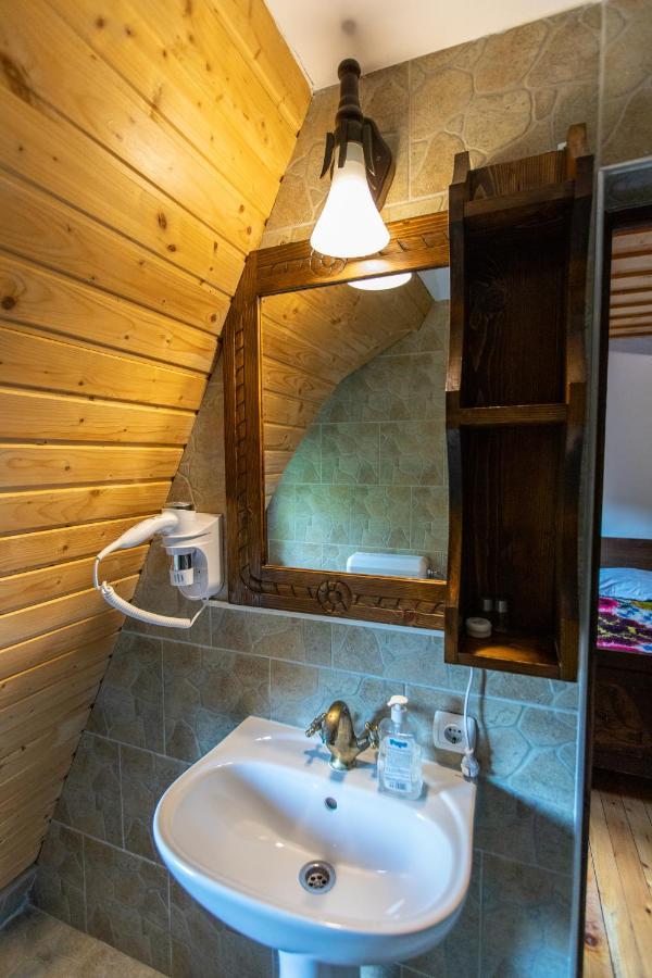 Conacul Drahneilor Hotell Ruscova Exteriör bild