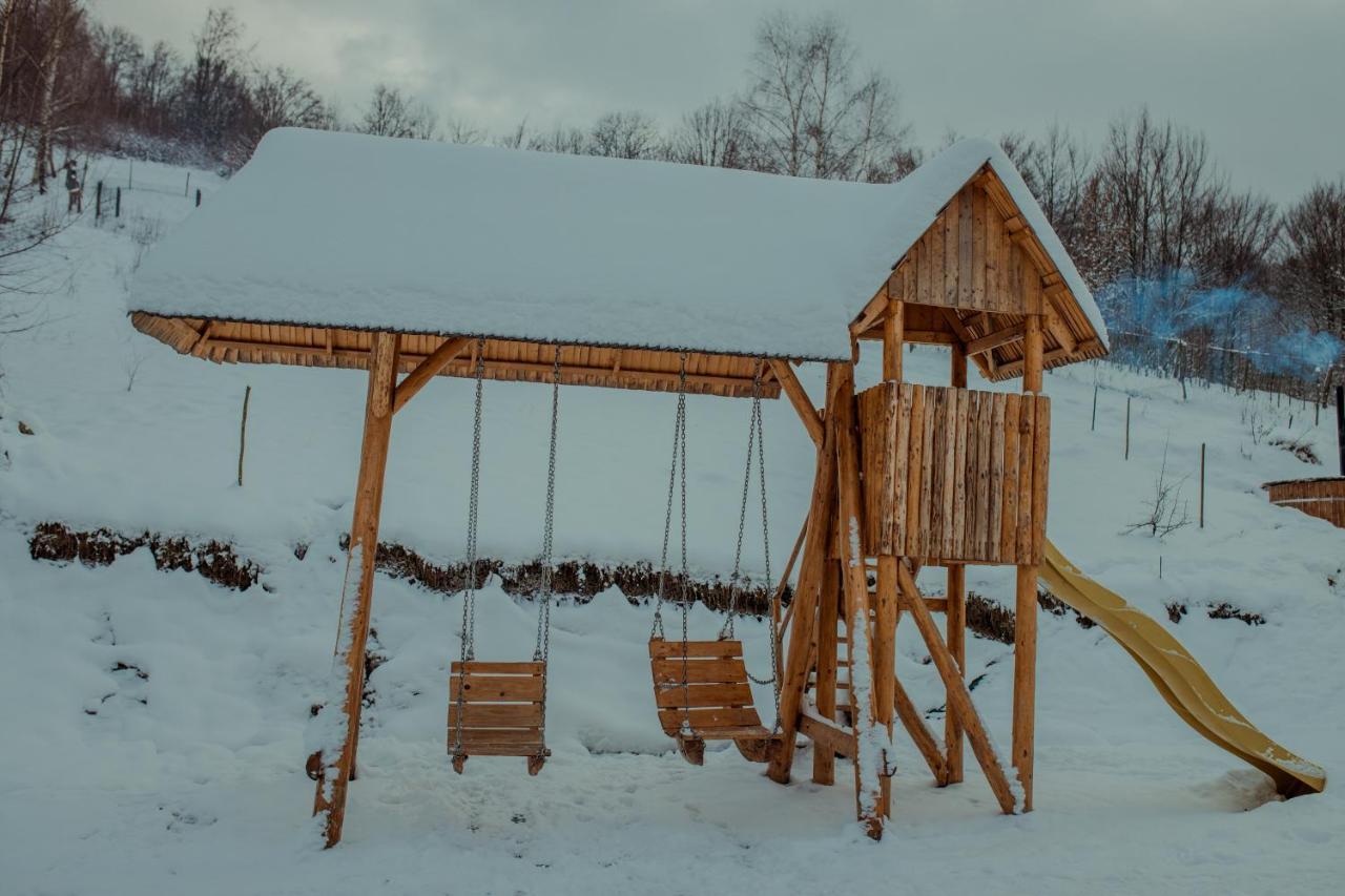 Conacul Drahneilor Hotell Ruscova Exteriör bild