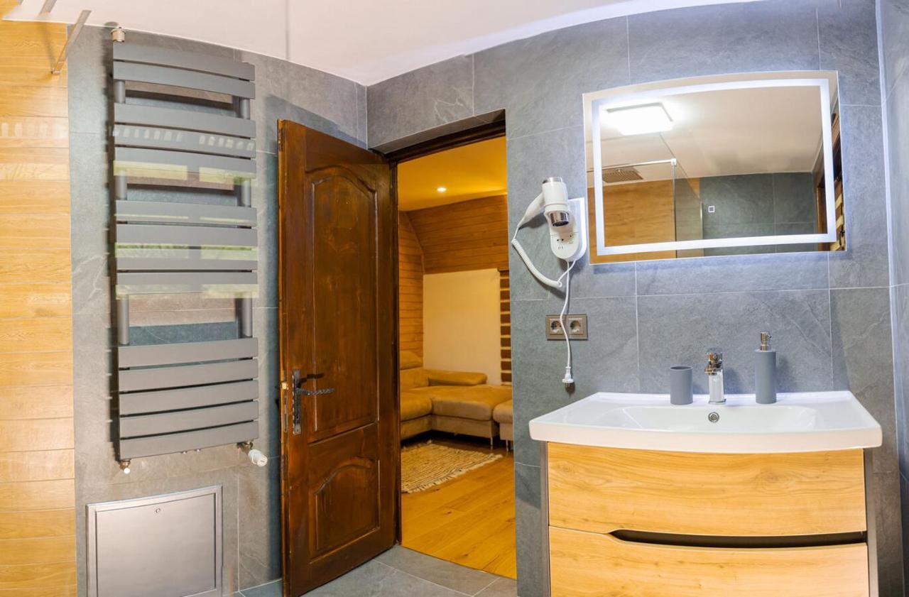 Conacul Drahneilor Hotell Ruscova Exteriör bild