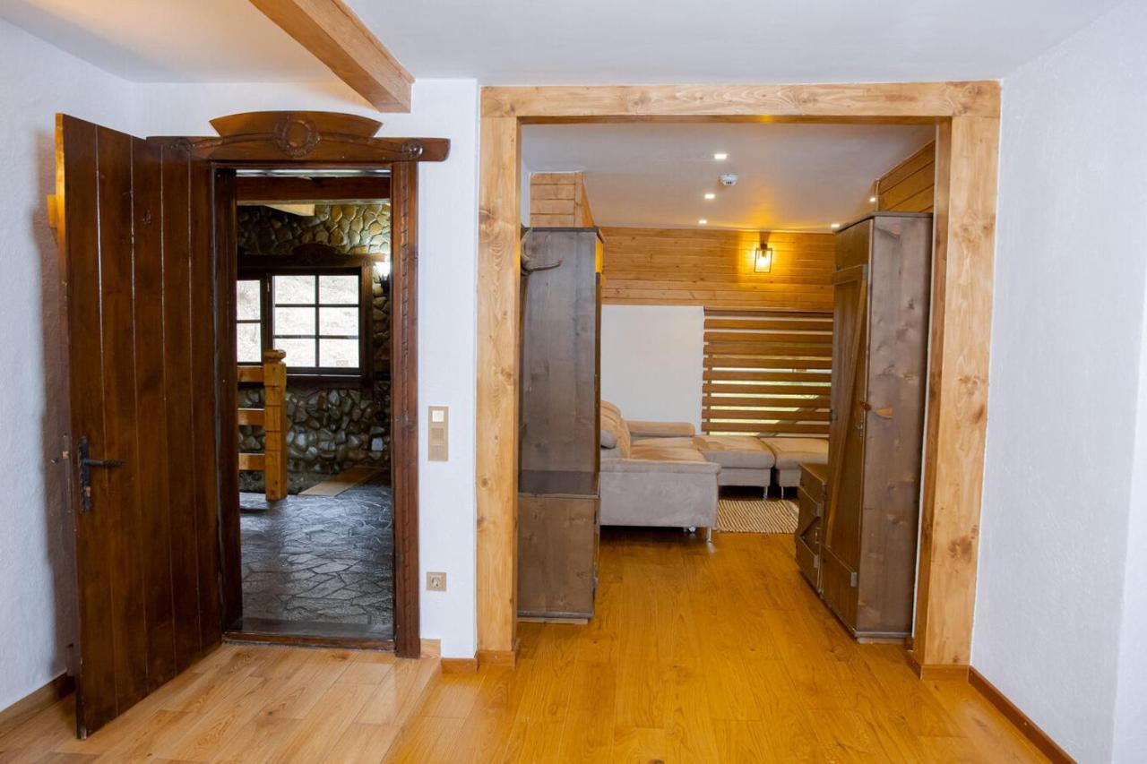 Conacul Drahneilor Hotell Ruscova Exteriör bild
