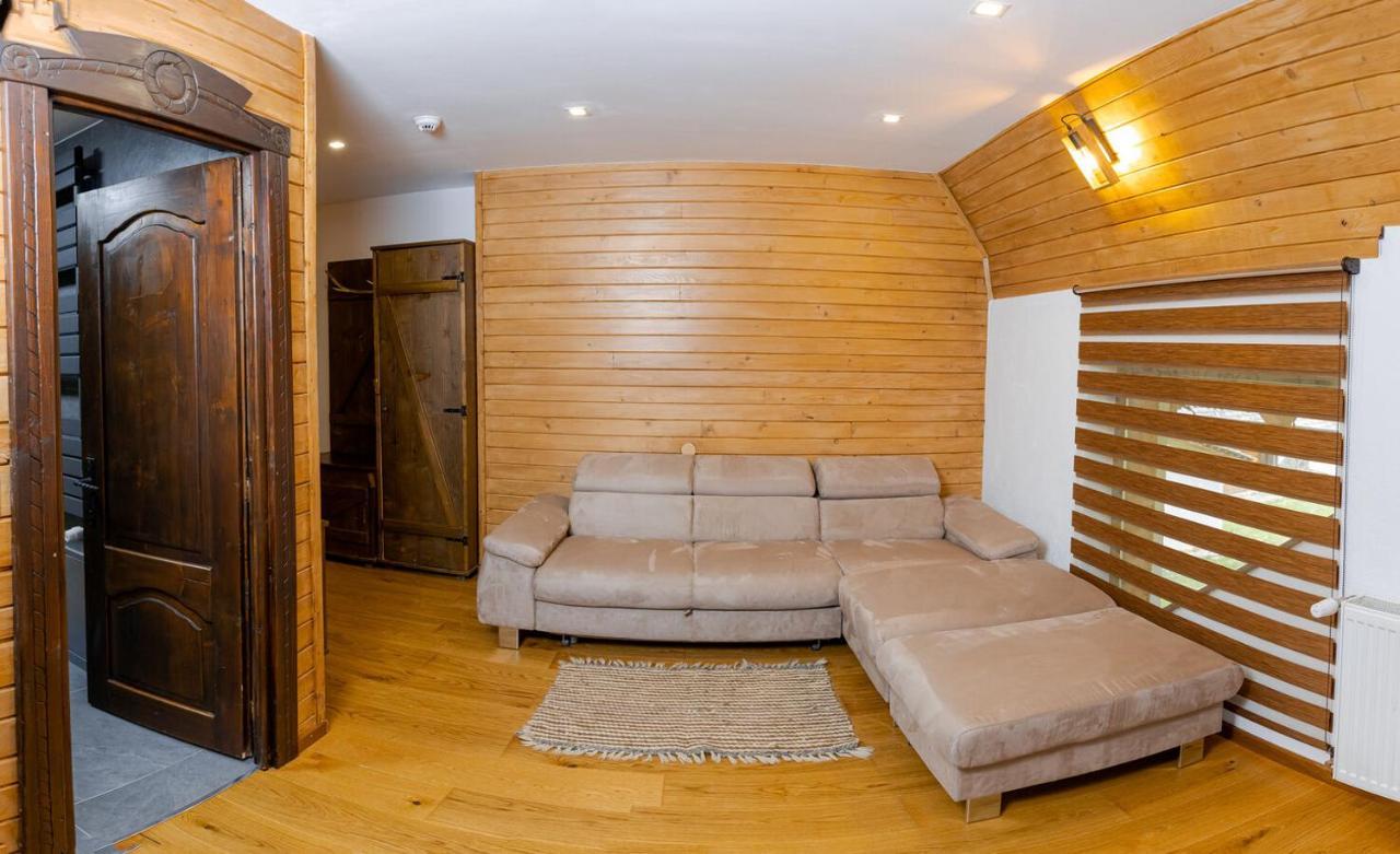 Conacul Drahneilor Hotell Ruscova Exteriör bild