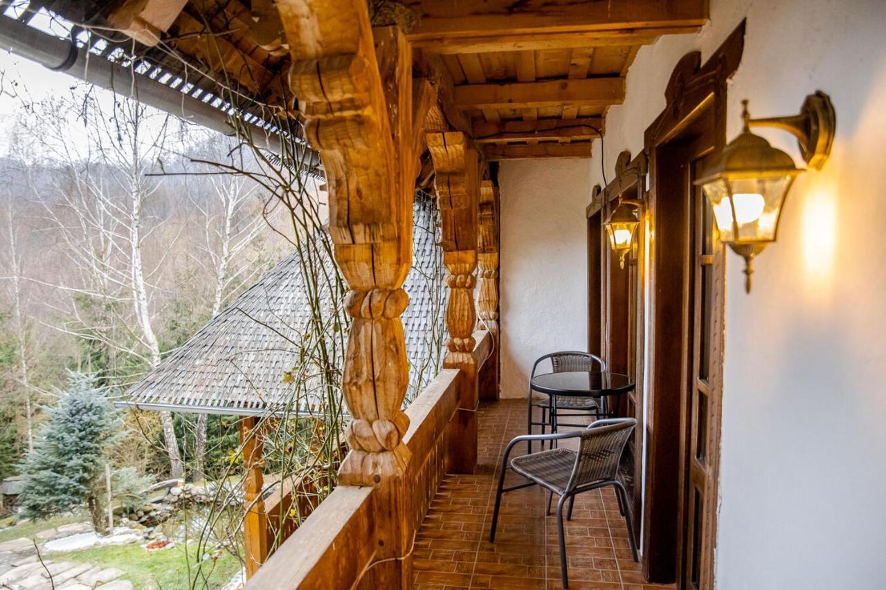 Conacul Drahneilor Hotell Ruscova Exteriör bild
