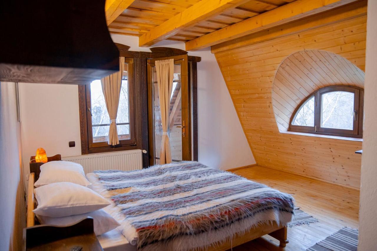 Conacul Drahneilor Hotell Ruscova Exteriör bild