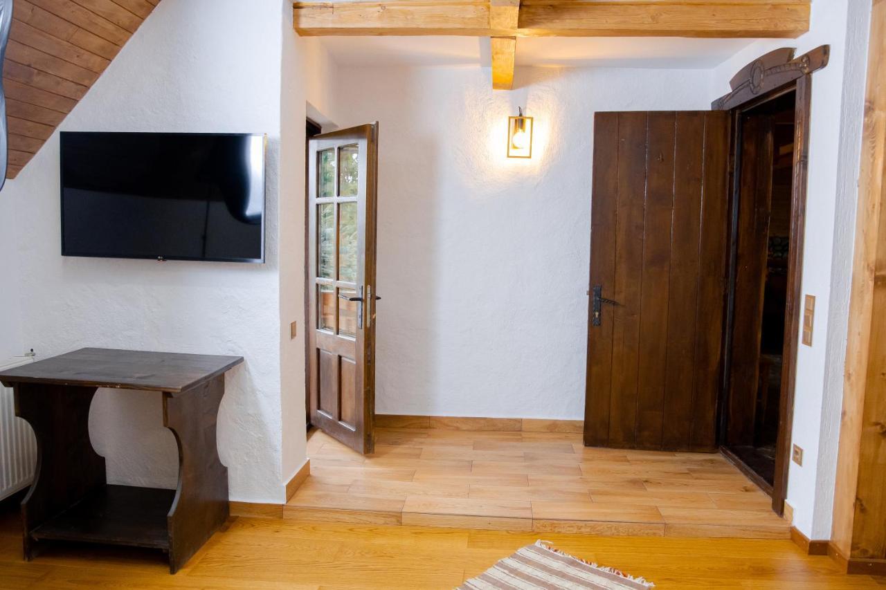 Conacul Drahneilor Hotell Ruscova Exteriör bild