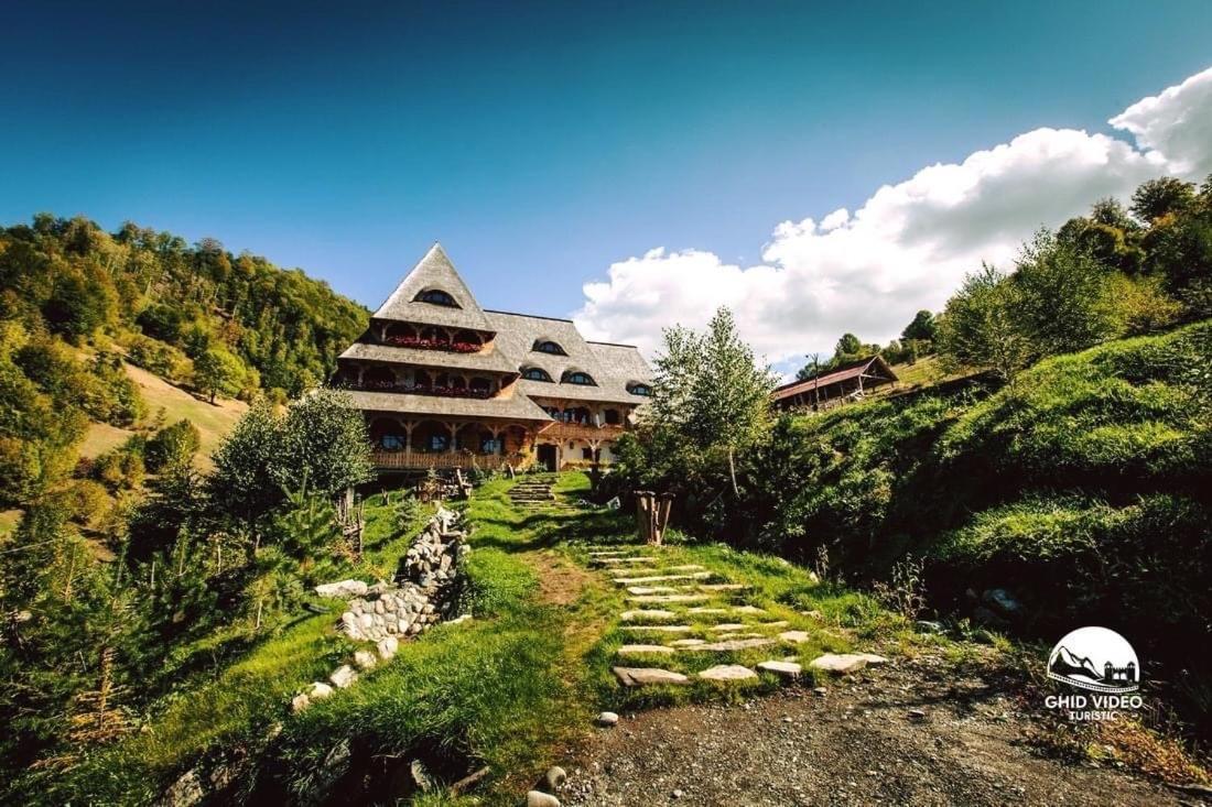 Conacul Drahneilor Hotell Ruscova Exteriör bild