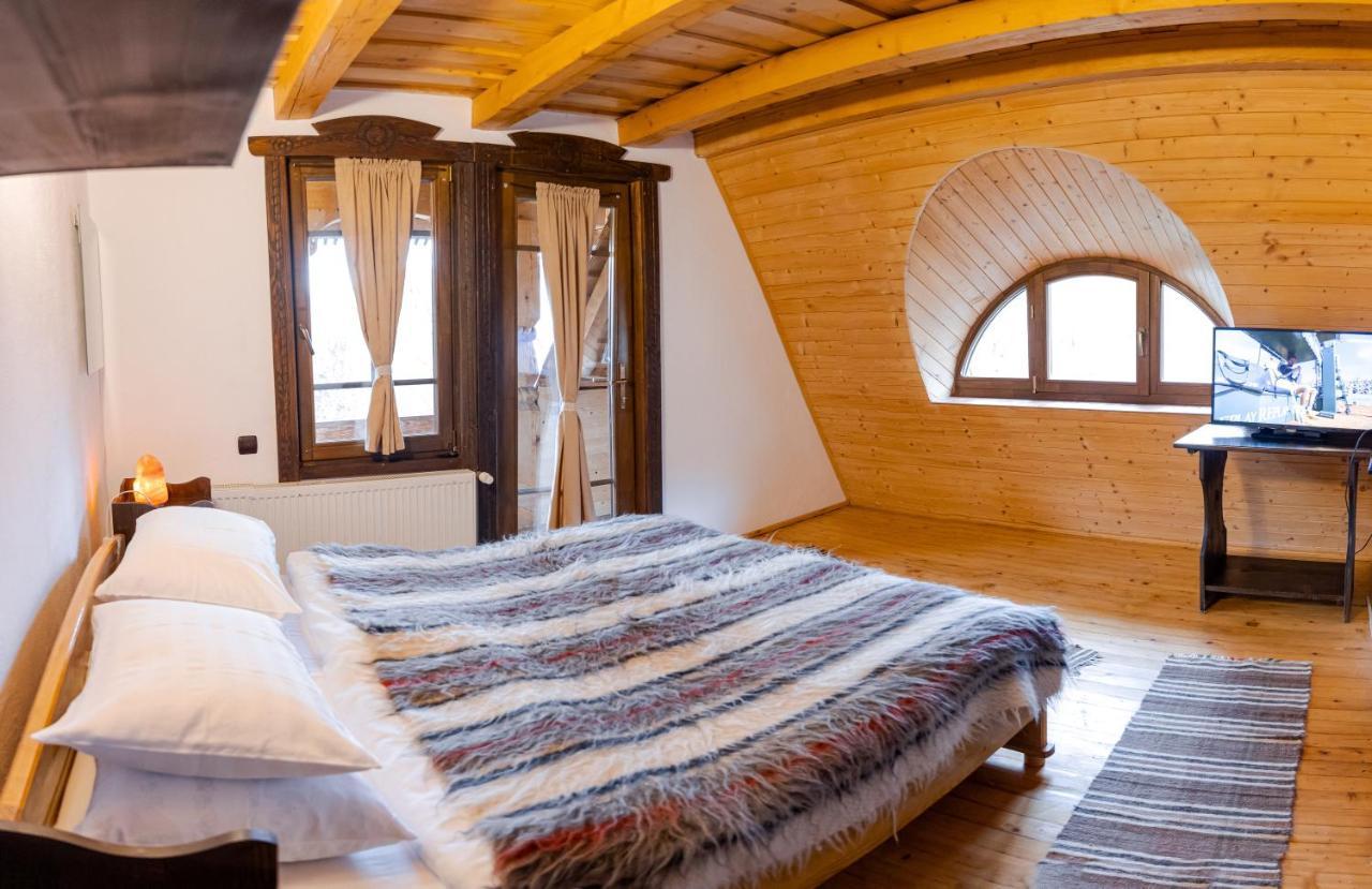 Conacul Drahneilor Hotell Ruscova Exteriör bild
