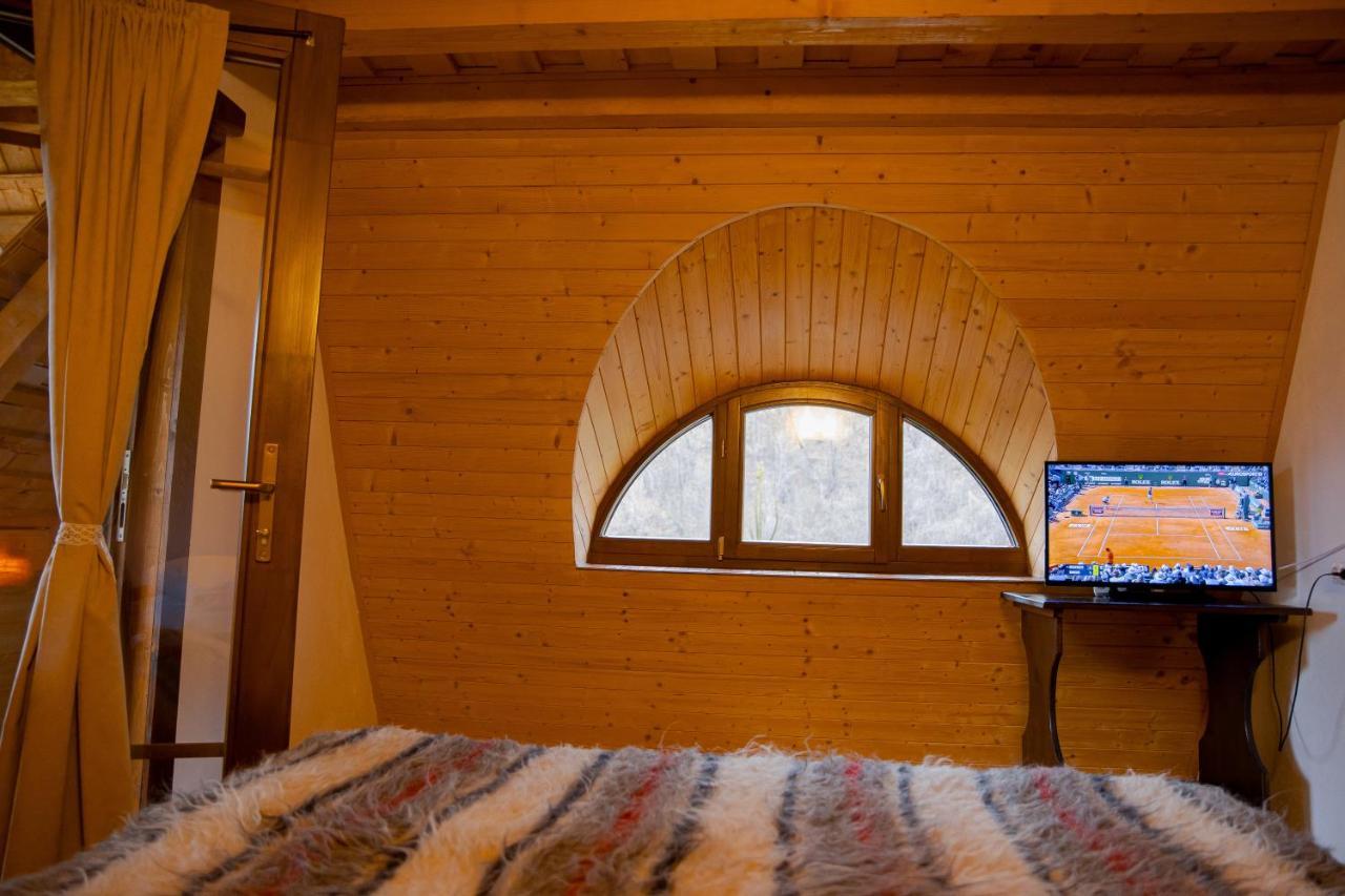 Conacul Drahneilor Hotell Ruscova Exteriör bild