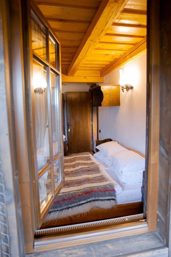 Conacul Drahneilor Hotell Ruscova Exteriör bild