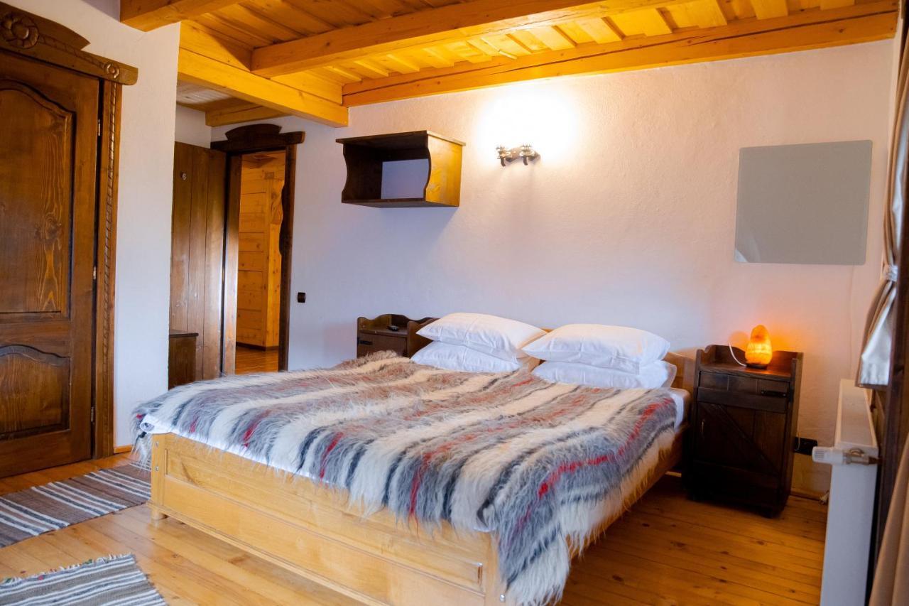 Conacul Drahneilor Hotell Ruscova Exteriör bild