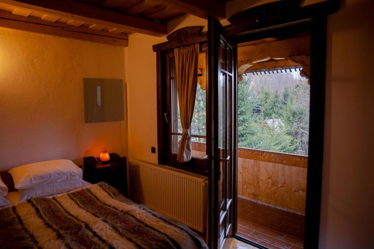 Conacul Drahneilor Hotell Ruscova Exteriör bild