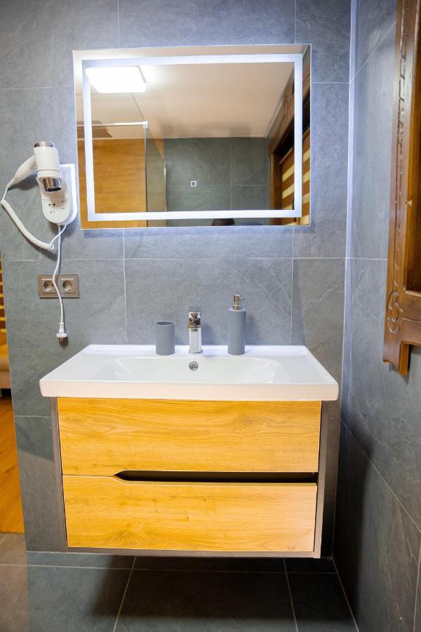 Conacul Drahneilor Hotell Ruscova Exteriör bild