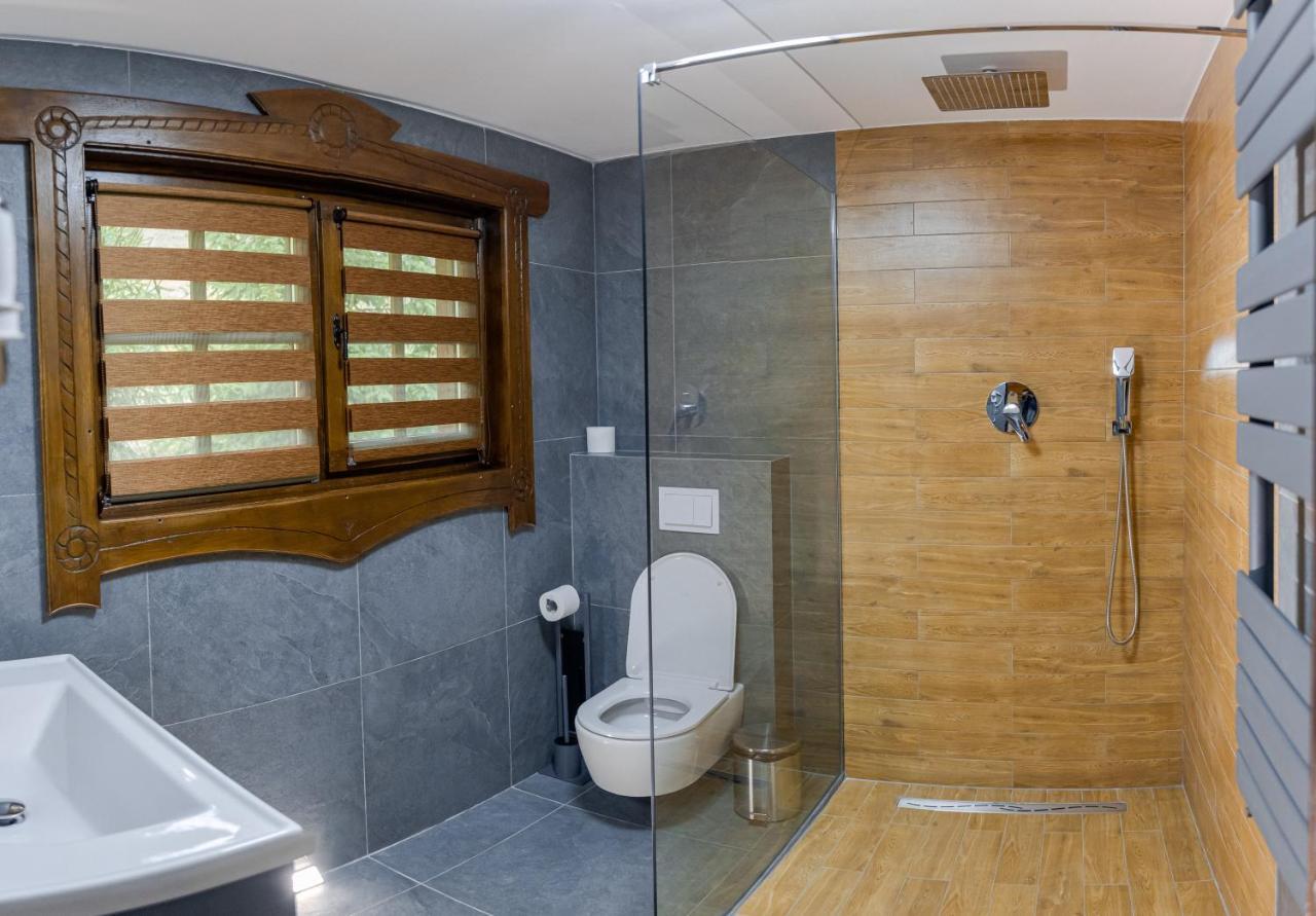 Conacul Drahneilor Hotell Ruscova Exteriör bild