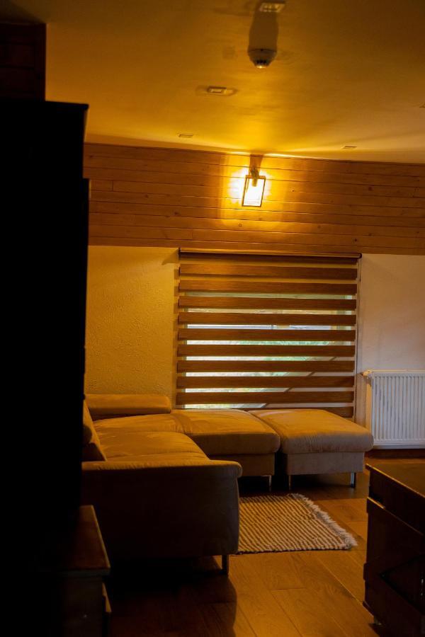 Conacul Drahneilor Hotell Ruscova Exteriör bild