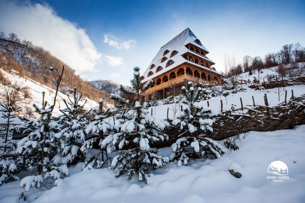 Conacul Drahneilor Hotell Ruscova Exteriör bild
