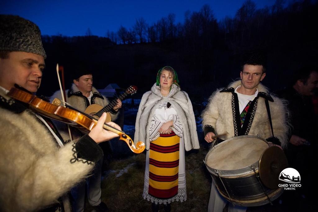 Conacul Drahneilor Hotell Ruscova Exteriör bild