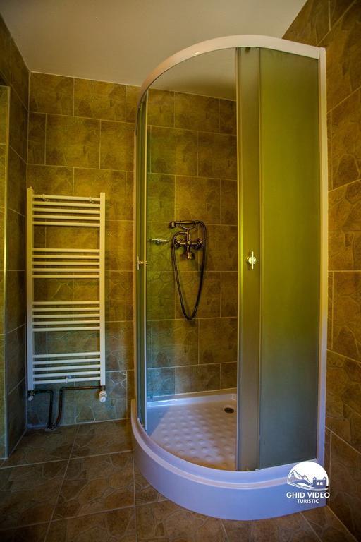 Conacul Drahneilor Hotell Ruscova Rum bild