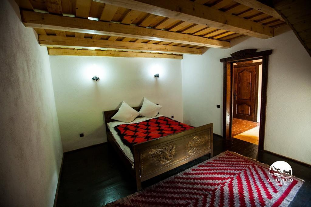 Conacul Drahneilor Hotell Ruscova Rum bild