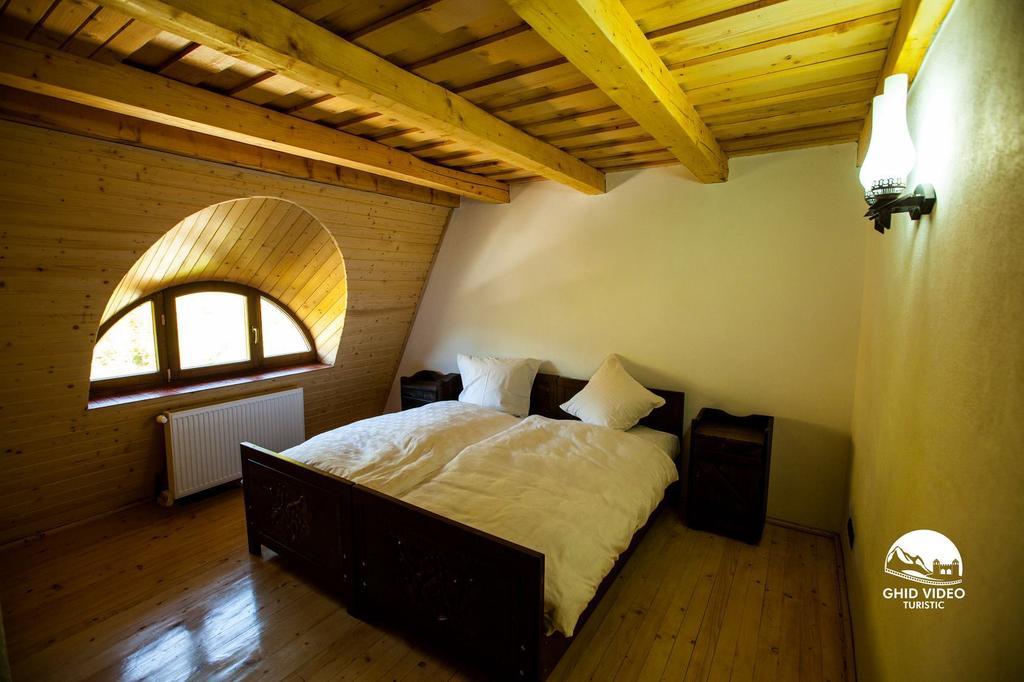 Conacul Drahneilor Hotell Ruscova Rum bild